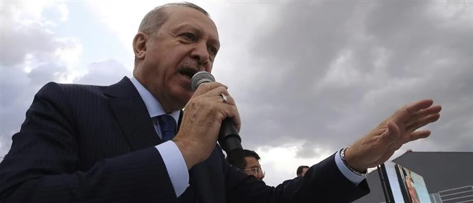 Διεθνή συνωμοσία “βλέπει” ο Ερντογάν πίσω από τη “βουτιά” της τουρκικής λίρας